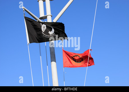 Fahnenmast mit Prisoner Of War (POW) und Missing in Action (MIA) Memorial Flag, Long Island, NY Stockfoto