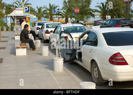 Taxi in der Schlange warten auf Kunden auf dem Platz des unbekannten Soldaten Rethymnon Kreta Griechenland Stockfoto