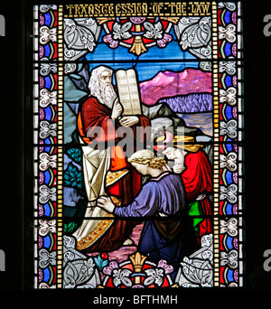 Detail der ein Buntglasfenster mit Moses mit den zehn Gebot Tabletten, Wilton Parish Church, Wilton, Wiltshire