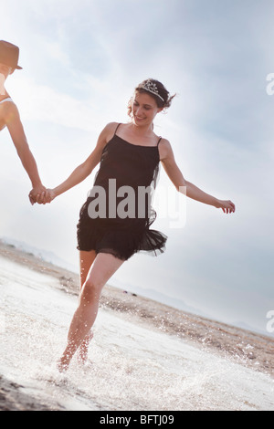 paar am Strand entlang laufen Stockfoto