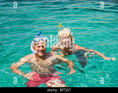 Ein älteres Paar mit Schnorchel schwimmen Stockfoto
