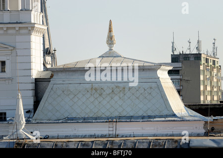 Dächer und alte Architektur in Arad in Rumänien Stockfoto