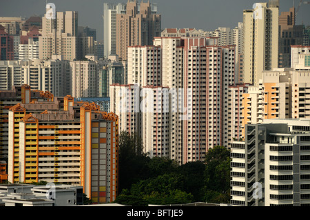 Stadtblick, Stadtblick oder Stadtlandschaft mit Hochhauswohnungen, günstigen Apartments, Wolkenkratzern, öffentlichen Wohngebäuden oder Local Authority Apartments Singapur Stockfoto