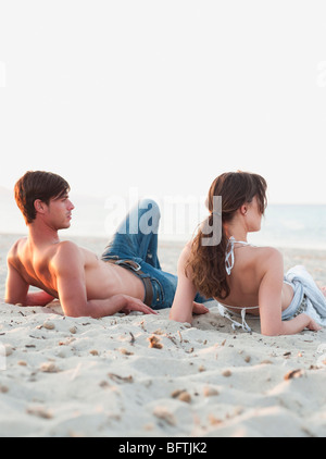 paar am Strand liegen Stockfoto