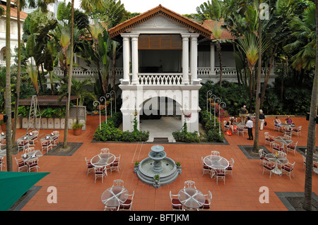 Inneres Raffles Hotel, Blick über Terrasse, Innenhof, Bar und Außenterrasse, mit Gärten und Brunnen, Singapur Stockfoto