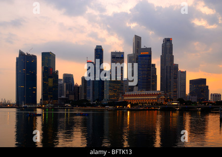Blick auf die Stadt, die Stadt oder die dramatische Abenddämmerung über das Finanzviertel, Büros, Tower Blocks, Wolkenkratzer und die Skyline des Hafens von Singapur, Singapur Stockfoto