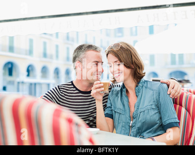 paar, sitzen in einer Stadt Café lachen Stockfoto