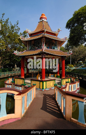 Chinesische Hauptpagode, Fischteich und Brücke, Gartenkiosk oder Pavillon, Tiger Balm Gardens Chinese Theme Park, Singapur Stockfoto