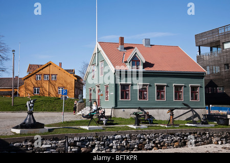 Polar-Museum in Tromsø, Norwegen. mit Wal jagen Harpunen. Stockfoto