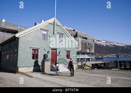 Polar-Museum in Tromsø, Norwegen. mit einer Statue von Roald Amundsen außerhalb Stockfoto