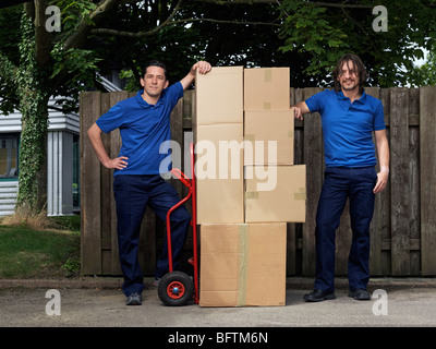 zwei Männer, die Bereitstellung von Boxen auf Wagen Stockfoto