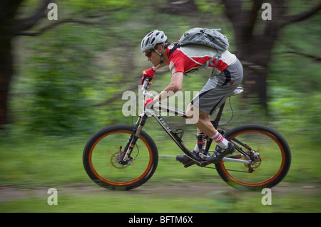 Professionelle Mountainbiker Ross Schnell auf seine Trek Mountainbike für Oakley in Whiting Ranch, Orange County, Kalifornien Stockfoto