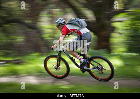 Professionelle Mountainbiker Ross Schnell auf seine Trek Mountainbike für Oakley in Whiting Ranch, Orange County, Kalifornien Stockfoto