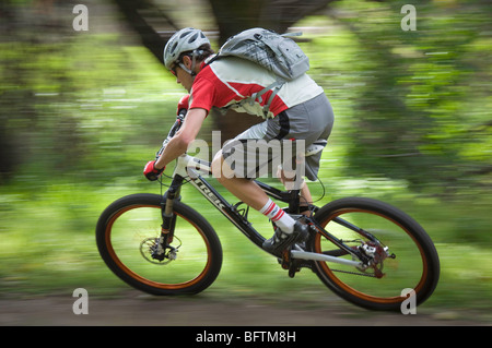 Professionelle Mountainbiker Ross Schnell auf seine Trek Mountainbike für Oakley in Whiting Ranch, Orange County, Kalifornien Stockfoto