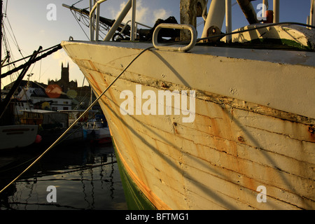 Segelschiff im Hafen von Penzance mit St. Marys Church im Hintergrund Stockfoto