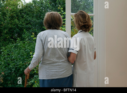 Krankenschwester unterstützende Seniorin Stockfoto