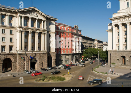 Sofia Zentrum, Vintage-Architektur, Gebäude des Ministerialrats am Nezavisimost Platz, Nationalversammlung auf der rechten Seite, Balkan, Bulgarien Stockfoto