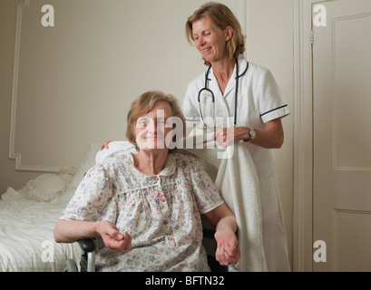 Krankenschwester unterstützen ältere Frau Stockfoto