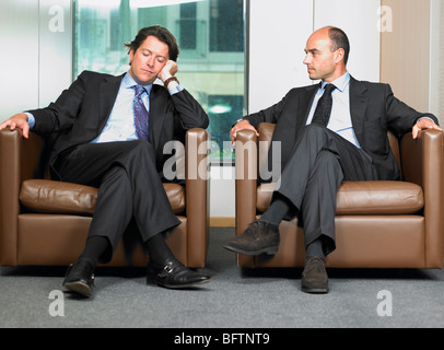 Geschäftsleute in einem Wartezimmer Stockfoto