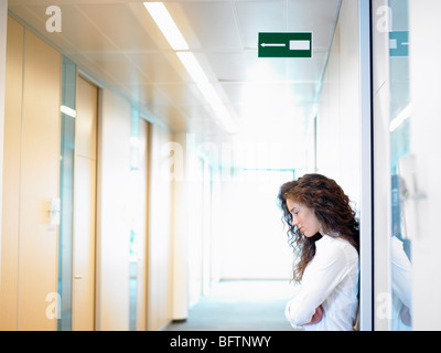 Business-Frau gegen die Wand Stockfoto