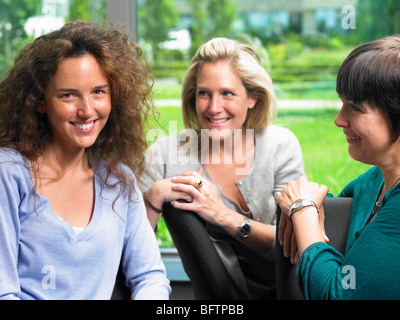 Blick in die Kamera, Frauen Lächeln Stockfoto