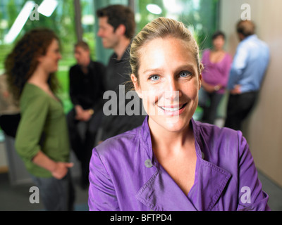 Business-Frau im Büro, Lächeln Stockfoto