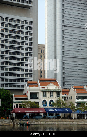 Boat Quay mit traditionellen historischen zweistöckigen Shop Häuser von Hochhäusern, in den Schatten gestellt am Flussufer Riverside, Singapore River Stockfoto