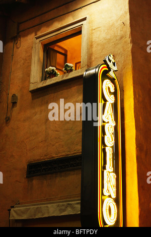 Casino, beleuchtete Schild an der Fassade eines Hauses, italienischen Stil gelb. Montecasino Johannesburg, Südafrika, November 2009 Stockfoto