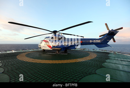 Bristow Superpuma EC 225 Hubschrauber sitzen auf Hubschrauberlandeplatz auf Nordsee Ölplattform vor der schottischen Küste, UK Stockfoto