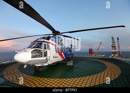 Bristow Superpuma EC 225 Hubschrauber sitzen auf Hubschrauberlandeplatz auf Nordsee Ölplattform vor der schottischen Küste, UK Stockfoto