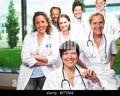 Gruppe von Ärzten, die in die Kamera Lächeln Stockfoto