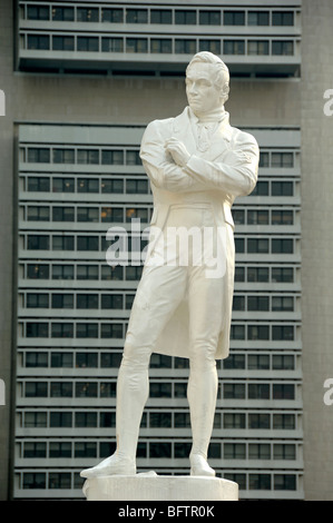 Porträt-Statue von Sir Thomas Stamford Raffles (1781-1826), Kolonialverwalter, Gouverneur und Gründer von Singapur, Clarke Quay Singapur Stockfoto