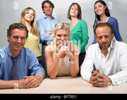 Glückliche Mitarbeiter Blick in die Kamera Stockfoto