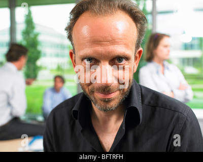 Geschäftsmann, Blick in die Kamera Stockfoto