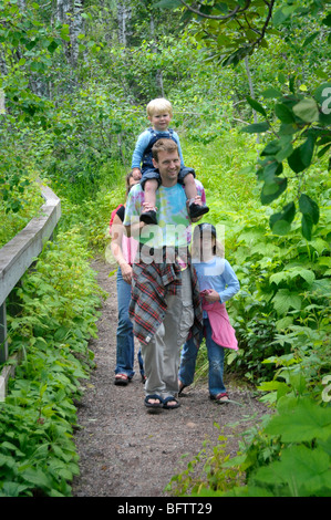 Familienwanderungen auf Spuren im Tettegouche State Park Taufe River Recreation Gebiet North Shore Lake Superior Minnesota Stockfoto