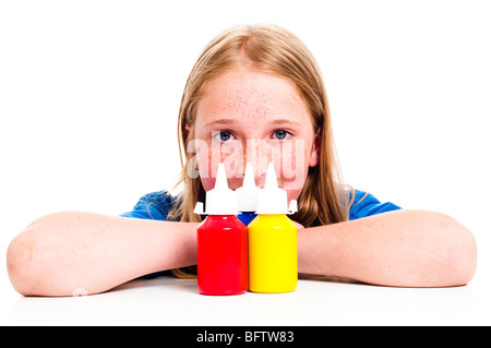 Mädchen sitzen mit Arme gekreuzt mit wasserbasierten Farbtöpfe vor Stockfoto