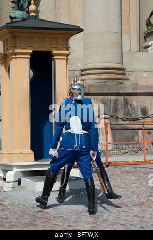 die Wachen werden täglich wechselnde vor dem königlichen Palast in Stockholm. viele Touristen besuchen diese Zeremonie Stockfoto