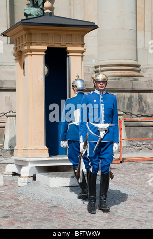 die Wachen werden täglich wechselnde vor dem königlichen Palast in Stockholm. viele Touristen besuchen diese Zeremonie Stockfoto