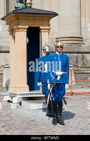 die Wachen werden täglich wechselnde vor dem königlichen Palast in Stockholm. viele Touristen besuchen diese Zeremonie Stockfoto