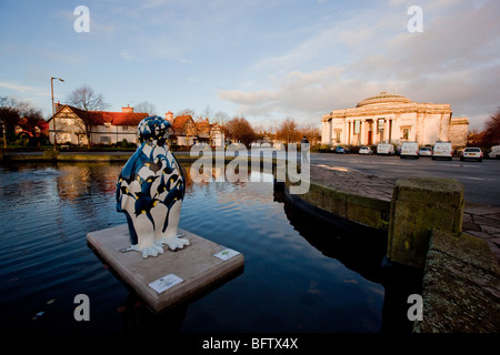 Ein "Go Pinguin" - Teil Liverpools Winterwanderweg Feierlichkeiten außerhalb der Lady Hebel Art Gallery in Port Sunlight, Wirral. Stockfoto