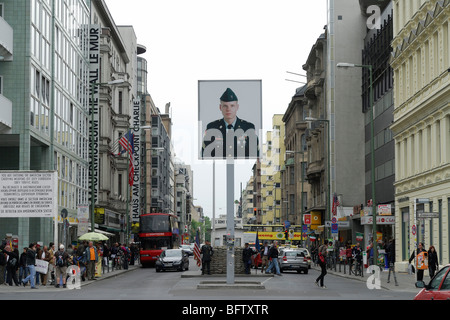 Berlin. Deutschland. Checkpoint Charlie in der Friedrichstraße. Stockfoto