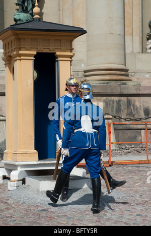 die Wachen werden täglich wechselnde vor dem königlichen Palast in Stockholm. viele Touristen besuchen diese Zeremonie Stockfoto