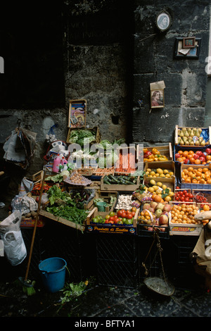 Neapel. Italien. Obst und Gemüse zum Verkauf Vico del Fico al Purgatorio Via dei Tribunali. Stockfoto
