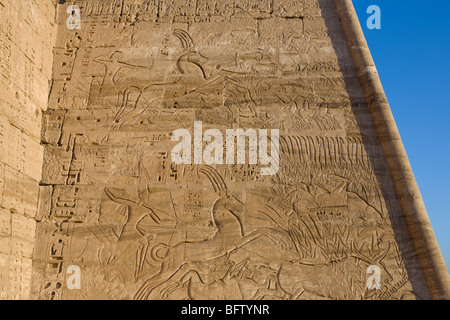 Nahaufnahme eines Reliefs auf ersten Pylon in Medinet Habu, Leichenhalle Tempel von Ramses III, Westufer des Nil, Luxor, Ägypten Stockfoto