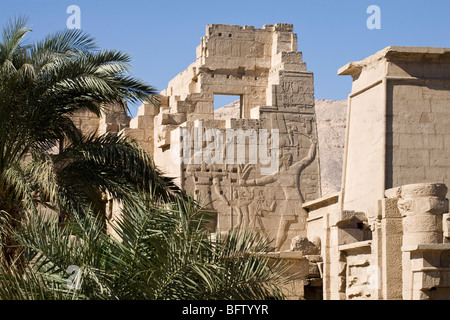 Palmen und erschlägt Szene am ersten Pylon in Medinet Habu, Leichenhalle Tempel von Ramses III, Westufer des Nil, Luxor, Ägypten Stockfoto