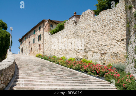 Stufen hinauf auf das wichtigste Stadttor von Castiglione del Lago, Italien Stockfoto