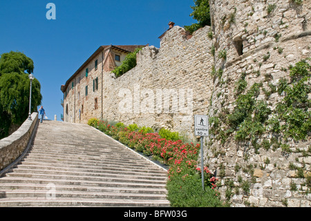 Stufen hinauf auf das wichtigste Stadttor von Castiglione del Lago, Italien Stockfoto