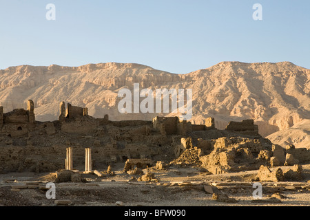 Ruinen des Schlammes gemauerte Wände in Medinet Habu, Leichenhalle Tempel von Ramses III, Westufer des Nil, Luxor, Ägypten Stockfoto