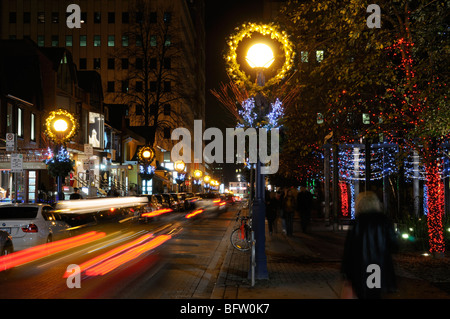 Helle Streifen von fahrenden Autos und die Weihnachtsbeleuchtung in den Strassen von yorkville Toronto bei Nacht Stockfoto