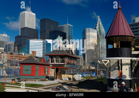 Bau der Toronto railway Heritage Museum im roundhouse unter downtown Hochhaus Towers Stockfoto